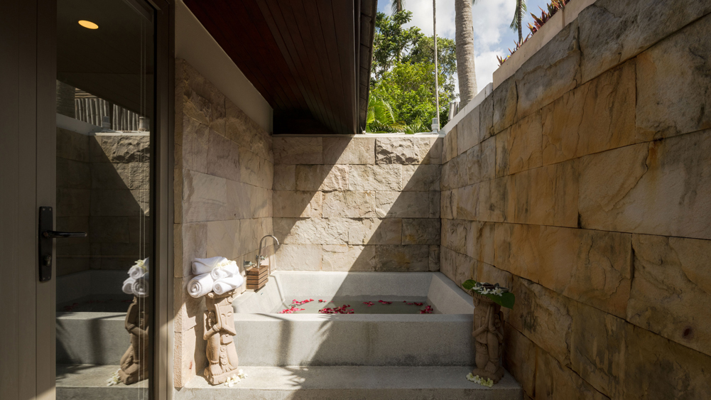 Elite Havens - Villa Akuvara - Koh Samui - Thailand - Master bedroom outdoor bathtub